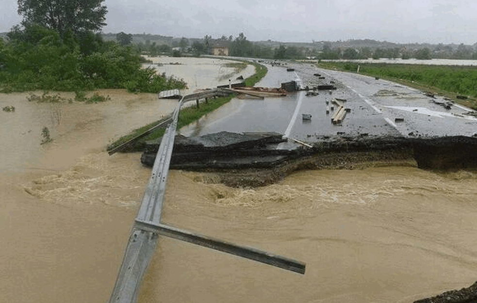 Poplave nanele štete putevima u iznosu od tri milijarde dinara
